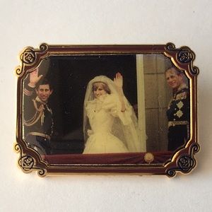 200? MBI Royalty Waves Pin